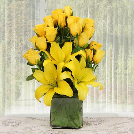 20 yellow rose and 3 yellow lilies