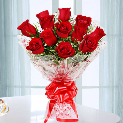 hand bunch of 12 red rose
