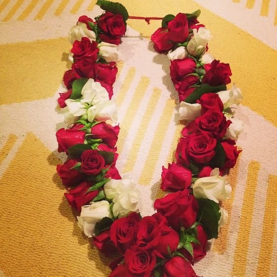 imported Red And White Rose Varmala Florist Chain Flower Delivery